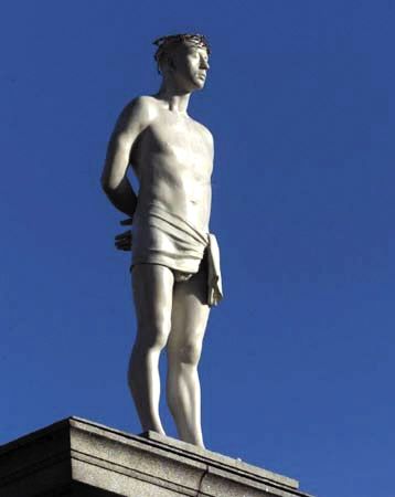 《瞧，这个人！》（Ecce Homo） 艺术家：马克·渥林格 时间：1999年 雕塑的名称来自于《圣经》中彼拉多审判耶稣说过的一句话。雕塑中的耶稣双手背在身后，头上戴着一顶铁丝网编制成的头冠。