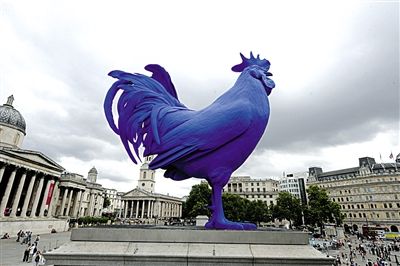 《公鸡》 艺术家：卡塔琳娜·弗里茨奇 时间：2013年7月25日至2015年2月 艺术家创作了一座巨大的蓝色公鸡雕塑，弗里茨奇认为“人们可以从动物的性格当中看到自己”，它象征了再生、觉醒和力量。