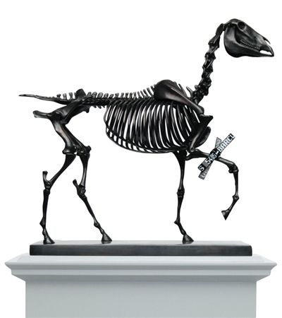 伦敦特拉法加广场“第四基座”已经成为现代艺术的又一发声场，如今德裔艺术家汉斯·哈克（Hans Haacke）将在这一艺术宝地发声。当地时间昨日，汉斯·哈克的新雕塑《作为礼物的马》（Gift Horse），代替了卡塔琳娜·? />
							　　伦敦特拉法加广场“第四基座”已经成为现代艺术的又一发声场，如今德裔艺术家汉斯·哈克（Hans Haacke）将在这一艺术宝地发声。当地时间昨日，汉斯·哈克的新雕塑《作为礼物的马》（Gift Horse），代替了卡塔琳娜·?/span>

							<img style=