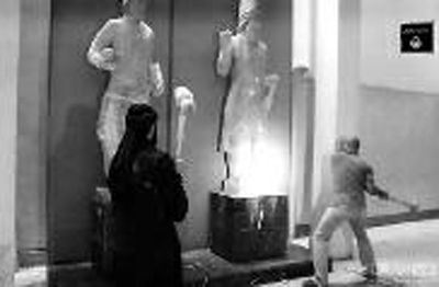 　武装分子用大锤破坏摩苏尔博物馆文物 视频截图 