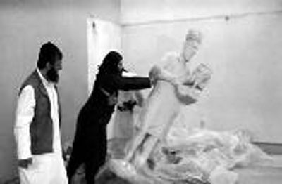 武装分子推倒文物 