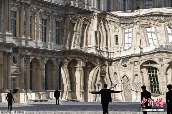 卢浮宫现巨型哈哈镜墙壁时空扭曲引围观 