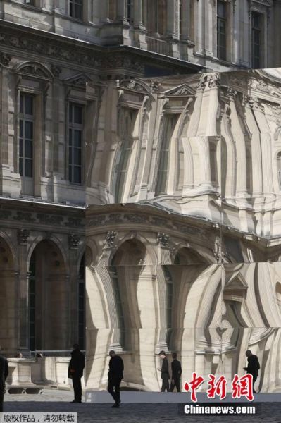 卢浮宫现巨型哈哈镜墙壁时空扭曲引围观 