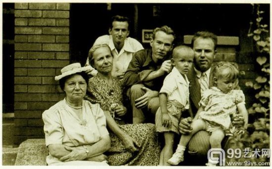 沃霍尔与家人，1945