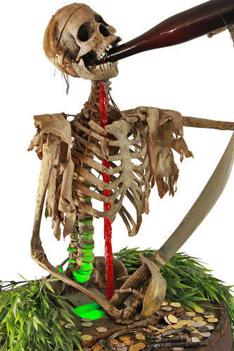 一具1967年海盗骷髅拍卖价为12.98万美元。