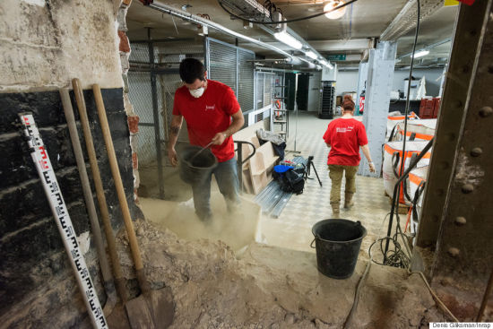 　　考古工作者在抓紧工作