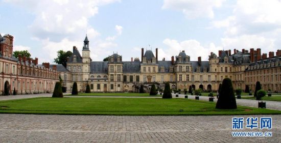 这是2014年7月27日在法国巴黎拍摄的法国枫丹白露城堡的资料照片。