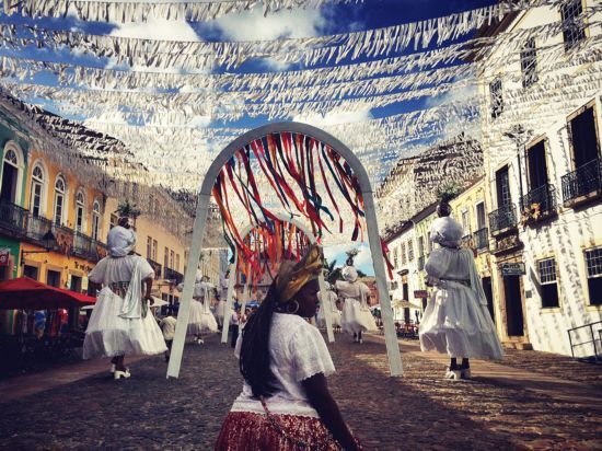 Agnieszka Kurzeja：巴西萨尔瓦多佩洛尼奥狂欢节开始前街道上的场景