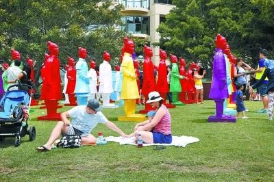 春节期间，90尊兵马俑灯彩在悉尼街边公园展出。边群 摄