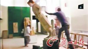 视频显示武装分子在肆意破坏博物馆藏品。