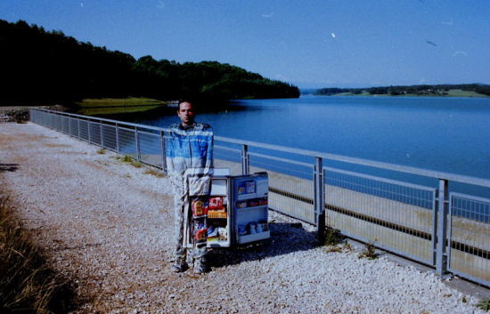 这些令人产生幻觉的照片都是法国伪装艺术家甘巴的杰作，他用画笔让模特在照片中“隐身”。（网页截图）