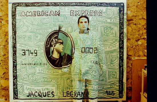 甘巴称自己的照片为“保护色”，这个词多用于自然界昆虫使用伪装防御天敌。(网页截图)