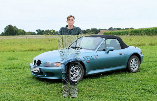 甘巴还使用3辆宝马、2辆保时捷汽车创造“隐身”效果。(网页截图)