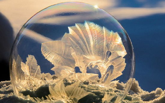 当冰晶在肥皂泡表面扩散时，形成令人难以置信的图案。(网页截图)