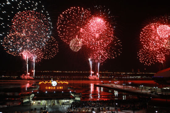 中国驻纽约总领事章启月女士和帝国大厦集团总裁安东尼•马尔金点亮帝国大厦楼顶灯光装置