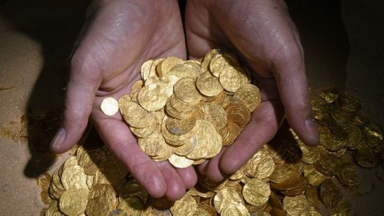以色列潜水员在以色列地中海海岸城市凯撒利亚附近偶然发现大约2000枚古代金币。