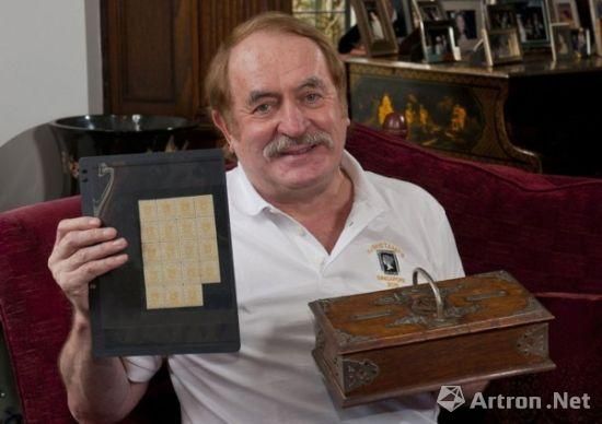 　　图为持有者展示邮票。