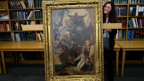 图为意大利著名画家提埃波罗在18世纪所画的作品《三位一体》。