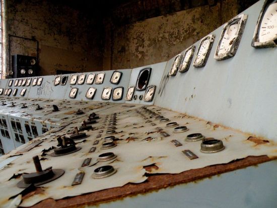 英男子沉迷废墟探险发现地下古城