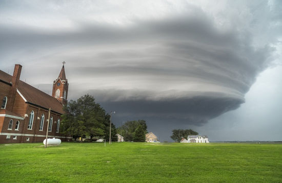 一个超级单体风暴正接近内布拉斯加州一座教堂。