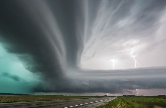 霍林斯赫德冒着生命危险，在美国中西部等极端天气频发的地方追逐风暴，抓拍双闪电等壮观美图。