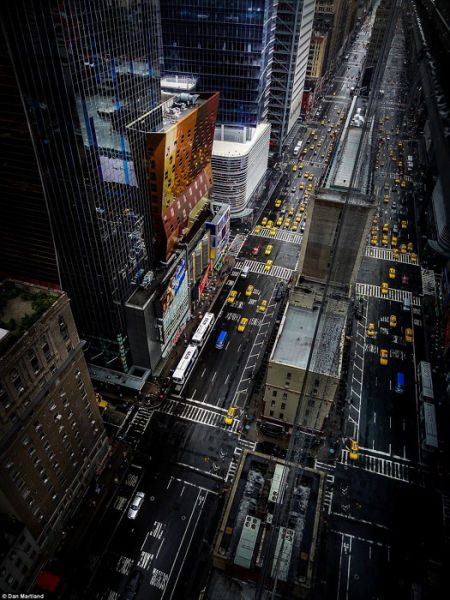 36岁的英国摄影师丹（Dan Martland）从一些特别的角度拍下了纽约种种鲜为人知的一面，并将照片上传到他的Instagram账号上。（图片</p>

<p>　　据英国《每日邮报》15日报道，虽然丹所取之景都是纽约一些地标建筑，但是呈现方式却十分特别，让人们看到了一个不一样的纽约。</p>

<p>　　丹说：“好的摄影作品是会讲故事的，尽管没有借助语言。尤其是那些从人们通常注意不到的角度拍下的照片。”</p>
<!-- publish_helper_end -->
                 

					<div class=