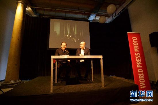 2月12日，在荷兰阿姆斯特丹，丹麦摄影师马斯·尼森（左）和“荷赛”总裁拉尔斯·布尔在2014年世界新闻摄影奖“荷赛”奖公布现场。