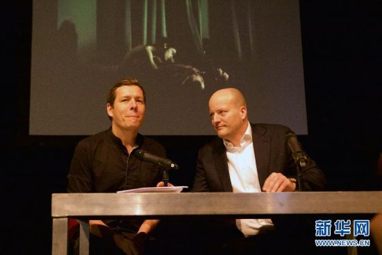 2月12日，在荷兰阿姆斯特丹，丹麦摄影师马斯·尼森（左）和“荷赛”总裁拉尔斯·布尔在2014年世界新闻摄影奖“荷赛”奖公布现场。