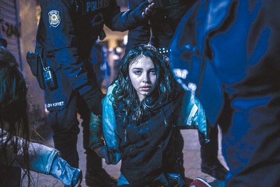 突发新闻类单幅一等奖：2014年3月12日，伊斯坦布尔，一名女孩在反政府抗议活动与防暴警察的冲突中受伤。 Bulent Kilic（土耳其）/摄