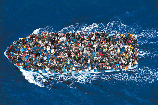 一般新闻类单幅二等奖：2014年6月7日，利比亚北部，意大利海军护卫舰救助移民。 Massimo Sestini(意大利)/摄