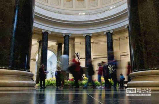 华盛顿的国家美术馆明文禁止「自拍神器」进入馆内。 (图取自《washingtonpost.com》)