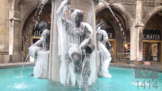 德国慕尼黑市马丽恩广场（Marienplatz）的著名喷泉雕塑“鱼泉”（Der Fischbrunnen）披上了一层厚厚的“冰衣”