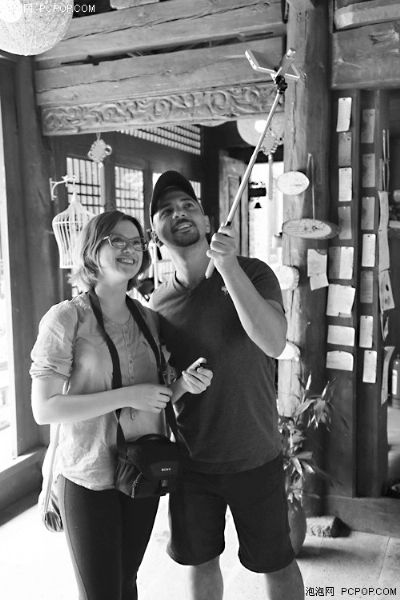 游客用自拍棒拍照