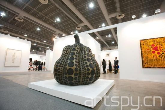 Zona Maco现场草间弥生作品