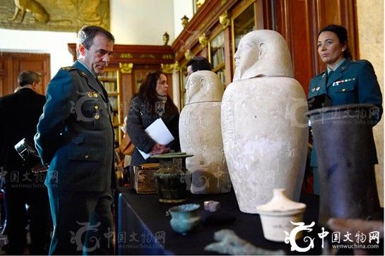  图为2015年1月28日，西班牙国民警卫队总指挥阿塞尼奥·费尔南德斯（ArsenioFernandez，图左）正在该国马德里国立考古博物馆(NationalArcheologicalMuseum)查看展示的部分古埃及珍贵文物（共计36件）。此前，西班牙?