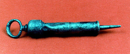  在这些可怖的器械中，最吸引眼球的是一个金属注射器。据考古学家介绍，这种注射器是尿道注射器，用于治疗梅毒。图片</p>

<p>　　报道称，在这些可怖的器械中，最吸引眼球的是一个金属注射器。据考古学家介绍，这种注射器是尿道注射器，用于治疗梅毒。此外，考古学家还发现了一种用于放血的小器皿、研磨草药的钵和杵，以及一些用来称量药品的容器。</p>

<p>　　参与此次发掘工作的美国国防部考古学家琳达表示，这一次的发现填补了一项空白，可以让人们了解到16世纪时，长期在海上漂泊的水手们是如何治疗创伤、疾病和慢性病的。</p>

<p>　　琳达推测称，可能正是“黑胡子”船长对海盗事业的热情，才导致了他的船上会有那么多的医疗器械。因为他必须保证自己的船员们都有健康的体魄，这样才能不停地到处烧杀抢掠。</p>

<p>　　“黑胡子”船长真名为爱德华·蒂奇，是世界航海史上恶名昭彰的海盗之一，在西印度群岛及美洲殖民地东岸进行劫掠。“黑胡子”是一位精明善于算计的领导者，他用自己那令人畏惧的名声恐吓被劫掠者以取得自己想要的效果，而非使用武力，而且黑胡子也与现代文艺中所认为的暴虐海盗不同，他的船员是真心的服从他且具记载从未杀害任何俘虏。</p>

<p>　　“黑胡子”的船队共有四艘战船，“安妮女王复仇号”是他的主力战船。该船长在27米到32米之间，配备40门大炮，是当时数一数二的战船，但在1718年，“安妮女王复仇号”在今日美国北卡罗莱纳州附近的海岸搁浅，随后黑胡子也战死在英国海军手下。</p>

<p>　　1997年，一名美国潜水员在北卡罗莱纳州海岸两百米发现安妮女王复仇号的残骸。2006年，美国考古学家克里斯·索斯利则带领一支13人考古队伍，潜入海底6到7.5米深处，发掘沉船残骸。</p>

<p>&nbsp;&nbsp;&nbsp; 来源: 人民网</p>
<!-- publish_helper_end -->
                 

					<div class=