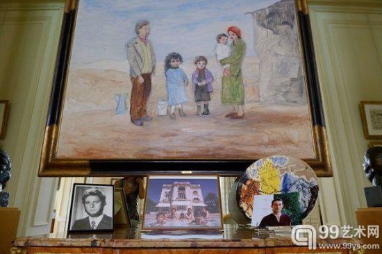 毕加索的一幅画挂在他孙女家中的客厅中