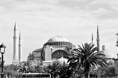 图为土耳其的圣索菲亚大教堂。大教堂右侧的传声塔虽经修复，但和其他塔尖有明显区别，左侧的穹顶仍在进行缓慢修复。光明日报记者李振环摄