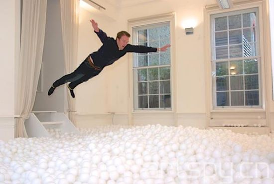 伦敦一画廊变身为“彩球”海洋