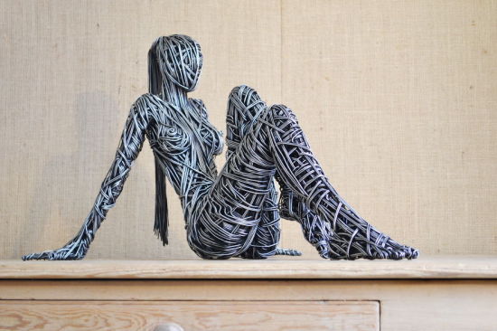 艺术家用金属丝所制成的少女。(网站截图)