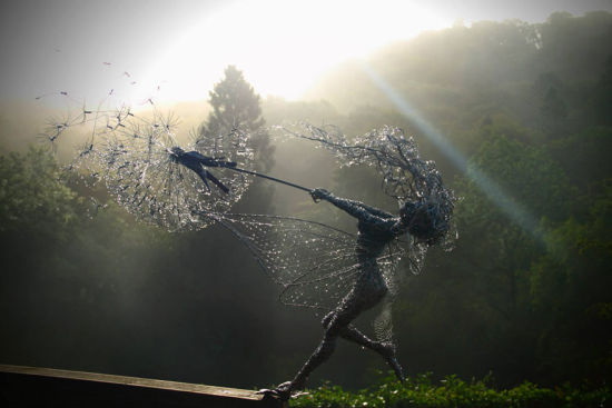 艺术家用金属丝所制成的人形雕塑，宛如一名运动员在投掷链球。(网站截图)