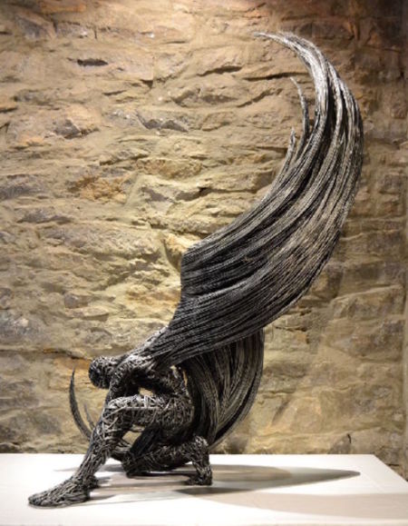 艺术家用金属丝所制成的人形雕塑，宛如一只即将展翅高飞的雄鹰。(网站截图)