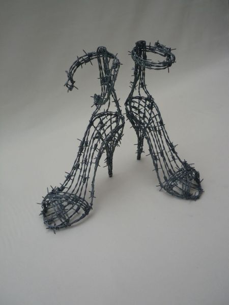 艺术家用金属丝所制成的一双高跟鞋。(网站截图)