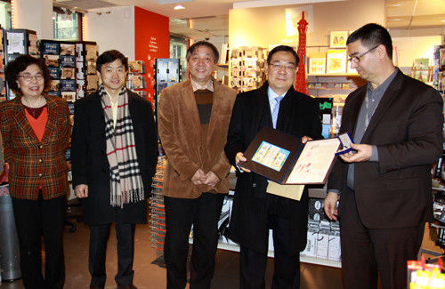   中国驻法使馆文化参赞李少平( 右2）、新闻参赞吴小俊（左2）、法国国家邮政总局集邮公司墨方厅经理博比耶（右1），以及邮票设计者李中耀（右3）及其夫人李晓红女士（左1）参加了首发仪式。（法国《欧洲时报》/孔帆