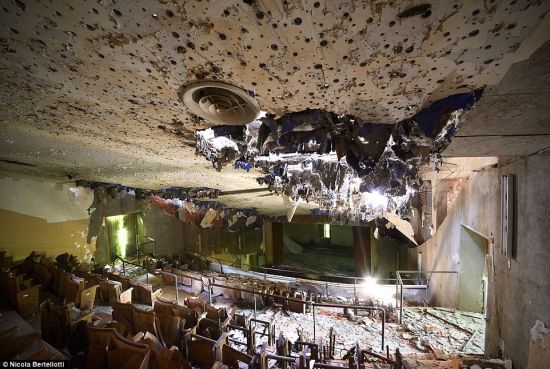 昔日的光辉：这里曾是熙熙攘攘的会堂，但是现在天花板已经破烂不堪，地板上也尽是碎石、垃圾。（网站截图）