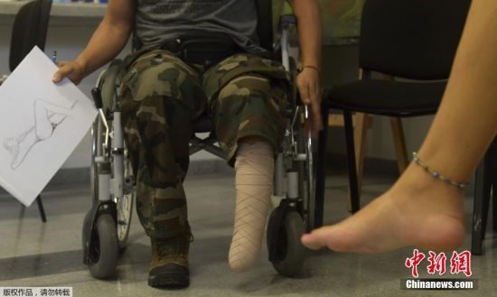 哥伦比亚受害士兵康复治疗：接受人体素描绘画培训