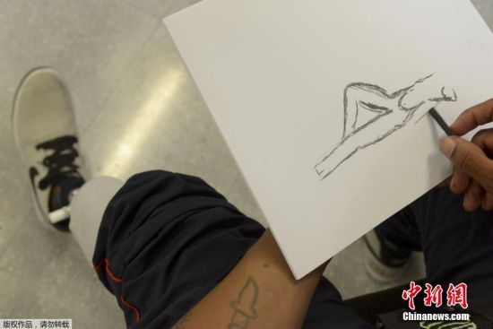 哥伦比亚受害士兵康复治疗：接受人体素描绘画培训