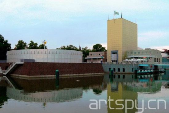 荷兰博物馆外发生砍杀事件