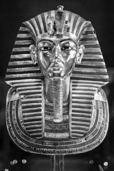 图为1月23日在埃及国家博物馆拍摄的图坦卡蒙黄金面具。      新华社记者 潘超越 摄