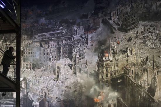 德国艺术家作全景画卷重现二战德累斯顿遭轰炸历史